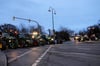 Eine der Hauptverkehrsadern in Prenzlau war am Mittwoch mit Traktoren zugeparkt.