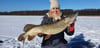 Anja und Robin Heppner haben den Dreh raus. Diesen schönen Hecht haben die beiden beim Eisangeln aus dem Kölpinsee gefischt.