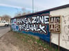 Handwerklich gehört dieses Graffiti an der Kreuzung Löcknitzer Straße/An der Kürassierkaserne zu den besseren in Pasewalk. Inhaltlich unterscheidet es nicht nicht von unzähligen anderen.