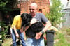 Dank an die Retter: Heiko Krause hält seinen Mischlingshund Paul glücklich im Arm. Der Hund war in einen sechs Meter tiefen Schacht gestürzt.