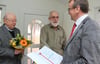 Templins Bürgermeister Detlef Tabbert (rechts) und Bernd Ziemkendorf, Ortsvorsteher in Vietmannsdorf (links), gratulierten Wolfgang Karbe zum 20-jährigen Bestehen seines Computerserviceunternehmens. Der Vietmannsdorfer freute sich über die Anerkennung.
