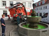 Mitarbeiter der Stadtwerke pumpten das grüne Wasser aus dem Hechtbrunnen ab. Es kann jetzt auf normalem Weg entsorgt werden.