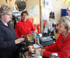 Karin Schmidt kommt gern zum Einkauf zu Janett Funke und Birgit Trebbin (von links). [KT_CREDIT] FOTO: Irs Diessner