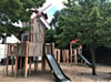 Auf dem Gelände der Woldegker Schule ist ein neuer Spielplatz für Kinder im Grundschulalter entstanden. Er muss noch vom TÜV abgenommen werden, bevor er zum Spielen freigegeben wird. Foto: Marlies Steffen