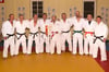 Vorstandsmitglieder und Trainer des Löcknitzer Judosportvereins freuen sich mit Mario Laufer (Mitte), dass dieser jetzt den rot-weißen Gürtel tragen darf. Er ist damit einer von fünf aktiven Judo-Großmeistern in Mecklenburg-Vorpommern.