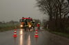 In strömendem Regen und Sturm mussten Feuerwehrleute bei Lansen einen umgestürzten Baum von der Straße räumen.