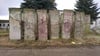 Betonteile der Berliner Mauer stehen noch immer auf dem Gelände eines Agrarbetriebs im kleinen Wischershausen herum.