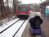 Bald haben Rollifahrer auf der Bahnstrecke Bützow-Ueckermünde nicht mehr das Nachsehen. Ab April müssen sie dem Zug voraussichtlich nicht mehr hilflos hinterherschauen. Foto: NK-Archiv/Privat    