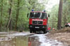 Feuerwehrfahrzeuge stehen im Wald bei Byhlen.