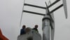 Monteure legen letzte Hand an beim Aufbau der neuen „Windmühle“ der Warener Stadtwerke. Die Anlage speist drei Kilowatt in das Stromnetz ein. [KT_CREDIT] FOTO: Thomas Beigang