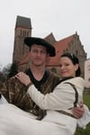 Auch wenn sie als Kaufmannsehepaar einen guten Eindruck machen: Susanna Seeger und Hannes Schmidt werden nicht zum Stadtjubiläum heiraten. Beide arbeiten in der Anklamer Stadtverwaltung und haben lediglich für das Foto posiert.