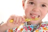 Bereits mit dem Durchbruch der ersten Zähne sollte die erste Kinderzahnbürste mit weichen Borsten verwendet werden.