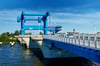 Über die Sommerferien war die Wolgaster Peenebrücke frei befahrbar, um die Staugefahr an dem Nadelöhr auf dem Weg zur Insel Usedom zu minimieren. Jetzt werden die Bauarbeiten an der Brücke jedoch wieder aufgenommen.
