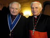 Der emeritierte Papst Benedikt XVI. (rechts) ist in Bayern. Er besuche in Regensburg seinen kranken Bruder Georg Ratzinger (links).