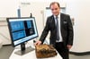 Thorsten Buzug, geschäftsführender Direktor der Fraunhofer-Einrichtung für individualisierte und zellbasierte Medizintechnik (IMTE) in Lübeck, zeigt eine Enigma-Verschlüsselungsmaschine, die mit einem Computertomographen aus der Medizintechnik untersucht wurde