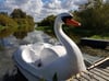 Ein Tretboot, mit dem man wohl kaum in Seenot gerät: Schwäne sollen den Gast zum Moorbauern geleiten.