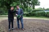 Der Neustrelitzer Bürgermeister Andreas Grund (rechts) und Andreas Köhncke vom Referat Liegenschaften haben einen Teil der Blumenmischung in der Gartensparte „Schlosskoppel“ ausgesät.