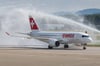 Mit der traditionellen Dusche aus einem Feuerwehrfahrzeug soll am Samstag die erste Swissair-Maschine auf Usedoms Flughafen begrüßt werden.