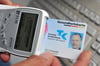 Seit Jahresanfang gilt beim Arzt nur noch die elektronische Gesundheitskarte mit einem Passbild des Versicherten. Das soll vor Missbrauch der Karte schützen. Foto: Bernd Thissen