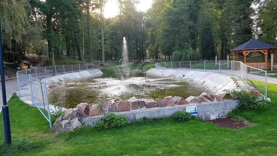 Blumenkübel sollen Teich im Templiner Bürgergarten begrenzen