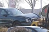 Ein 72-jähriger Fahrer eines Mercedes-Benz fuhr auf einen Ford auf. Dessen Fahrer, ein 81-jähriger Mann, wurde dadurch leicht verletzt und musste auch ins Uni-Klinikum Greifswald gebracht werden. Der Schaden beträgt rund 10 000 Euro.