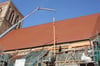 Die Dachsparren sind bereits auf der Sakristei montiert. In wenigen Tagen kommt der Unterbau auf das Dach des Anbaus.