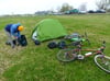 Schlafsäcke, Fahrradhelm, Taschenlampe, Campingkocher: Wer mit dem Fahrrad durch Vorpommern fährt, sollte gut ausgerüstet sein.