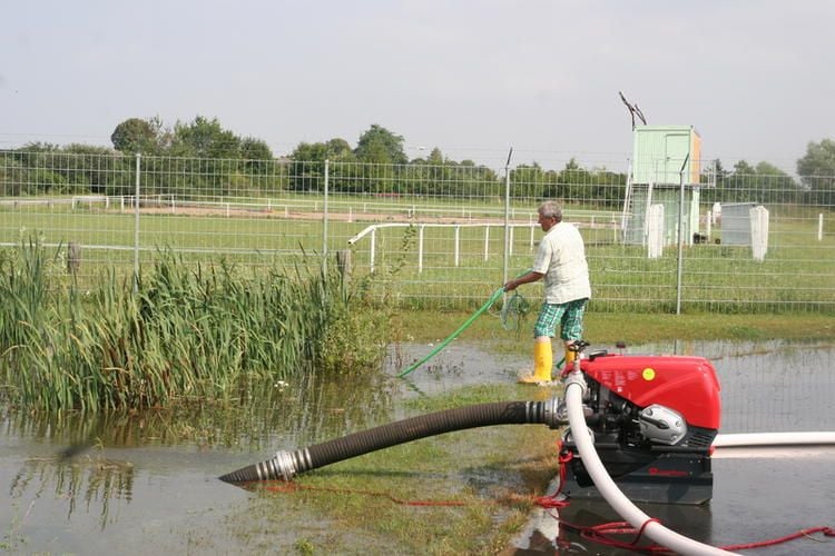 Regenauffangbecken von Wassermassen überfordert