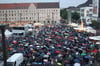 Unter keinem guten Wetterstern stand die bislang letzte Sommertour 2011 in Neubrandenburg: Unter tausenden Regenschirmen erlebten die Zuschauer das Spektakel.