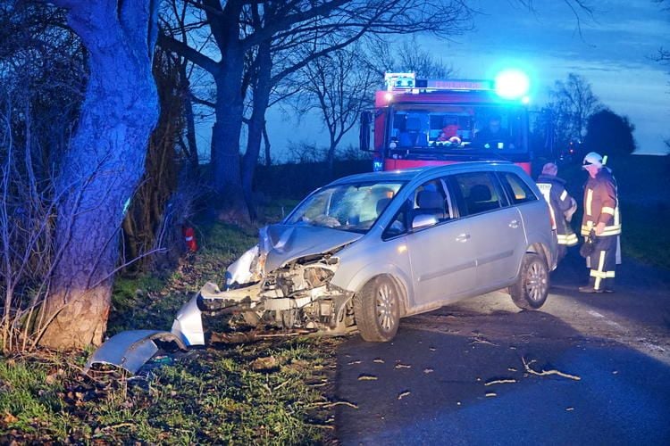 Ersthelfer Retten Autofahrer Nach Schwerem Unfall Bei Rosenow