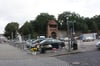 Hinter Gittern: Gestern Morgen wurden die Autos auf dem Parkplatz in der Poststraße eingehaust. Raus ging‘s noch, aber nicht mehr rein. Foto: A. Brauns
