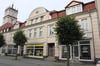 Zu DDR-Zeiten befand sich in diesem Gebäude das HO-Kaufhaus. Jetzt ziehen dort ein Kindergarten und ein Reisebüro ein.