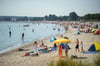 Mit Badegästen und Strandkörben gut gefüllt ist der Strandabschnitt in der Dorfschaft Haffkrug der Gemeinde Scharbeutz.