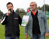 Michael Schröder (l.) und FCN-Präsident Klaus-Detlef Schnoor mit dem neuen Saisonmagazin.