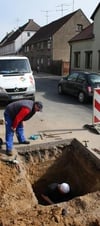 Mitarbeiter der Stadtwerke Neustrelitz führen in dieser Woche schon Wartungs- arbeiten an den Haus- anschlüssen in Mirow durch.
