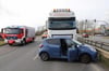 Eine Autofahrerin war in Rostock so unglücklich vor einen Lkw geraten, dass sich ihr Wagen querstellte und dann über die B105 geschoben wurde.