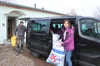 Marta Werner vom Regionalzentrum und Landwirt Steffen Kittner verstauten am Dienstag die Spenden im Transporter.