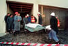 Polizei und Feuerwehrleute bei schrecklichen Aufräumarbeiten: Fast 50 Leichen finden sie im Oktober 1994 in zwei Sekten-Häusern in der Schweiz.