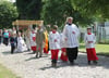 Katholiken aus Pasewalk, Viereck und Strasburg feierten gemeinsam Fronleichnam. Traditionell wurde während der Prozession die Monstranz mitgeführt.