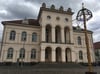 Das Neustrelitzer Rathaus ist für weitere sieben Jahre Amtssitz von Bürgermeister Andreas Grund.