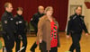 Die NPD-Abgeordnete Doris Zutt wurde von vier Polizisten aus dem Saal geführt.
        
      