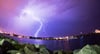 Blitze zucken über dem Hafen von Rostock.