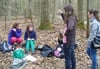 Die jungen Bioexperten diskutieren die Ergebnisse ihrer Untersuchungen im Wald.