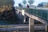 Bei einer bundesweiten Aktion haben sich Umweltschützer, hier in Schleswig-Holstein, auch an einer A20-Brücke bei Tribsees abgeseilt.