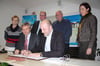 Im Beisein ihrer Stellvertreter unterschrieben Roggentins Bürgermeister Henry Tesch (links) und Mirows Stadtoberhaupt Karlo Schmettau den Fusionsvertrag.