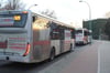 Zwei Busse, die im Auftrag der BVG fahren, sind am Mittwochnachmittag auf dem Neubrandenburger Engels-Ring unterwegs – am Donnerstagmorgen ist wegen Warnstreiks mit Beeinträchtigungen zu rechnen.