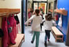 Kinder laufen in einer Kita: In Altentreptow gibt es jetzt einen neuen Vorschlag zur Trägerschaft der städtischen Kindereinrichtung.