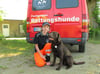 Christin Rossow mit ihrem Labrador "Arno". Die Wittstockerin ist Mitglied der Rettungshundestaffel "Vier Tore" und suchte gemeinsam mit ihren ehrenamtlichen Kollegen nach dem vermissten Mann aus Federow.