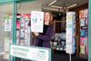 Jetzt werden die Plakate getauscht. Statt dem „geschlossen” hängt Annette Schulz Hygieneinformationen in die Scheibe ihres Buchhauses in Prenzlau.