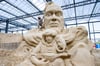 Künstler aus verschiedenen Ländern Europas erschaffen derzeit im Ostseebad Binz 45 riesige Figuren für die Sandskulpturen-Schau, die am 24. Juli fürs Publikum eröffnet wird. Hier: „Aladin und die Wunderlampe”